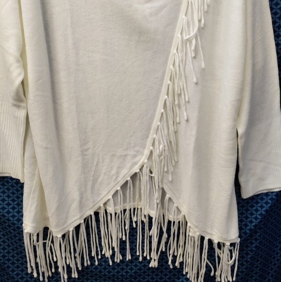 BIRCH NY - Womens solid creme sweater with scoop neck and fringe. NWT. Size - 1X - Picture 3 of 7